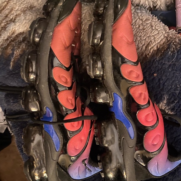 Gently used 8.5 mens Nike Vapormax (black/hyper violet) - Picture 3 of 5